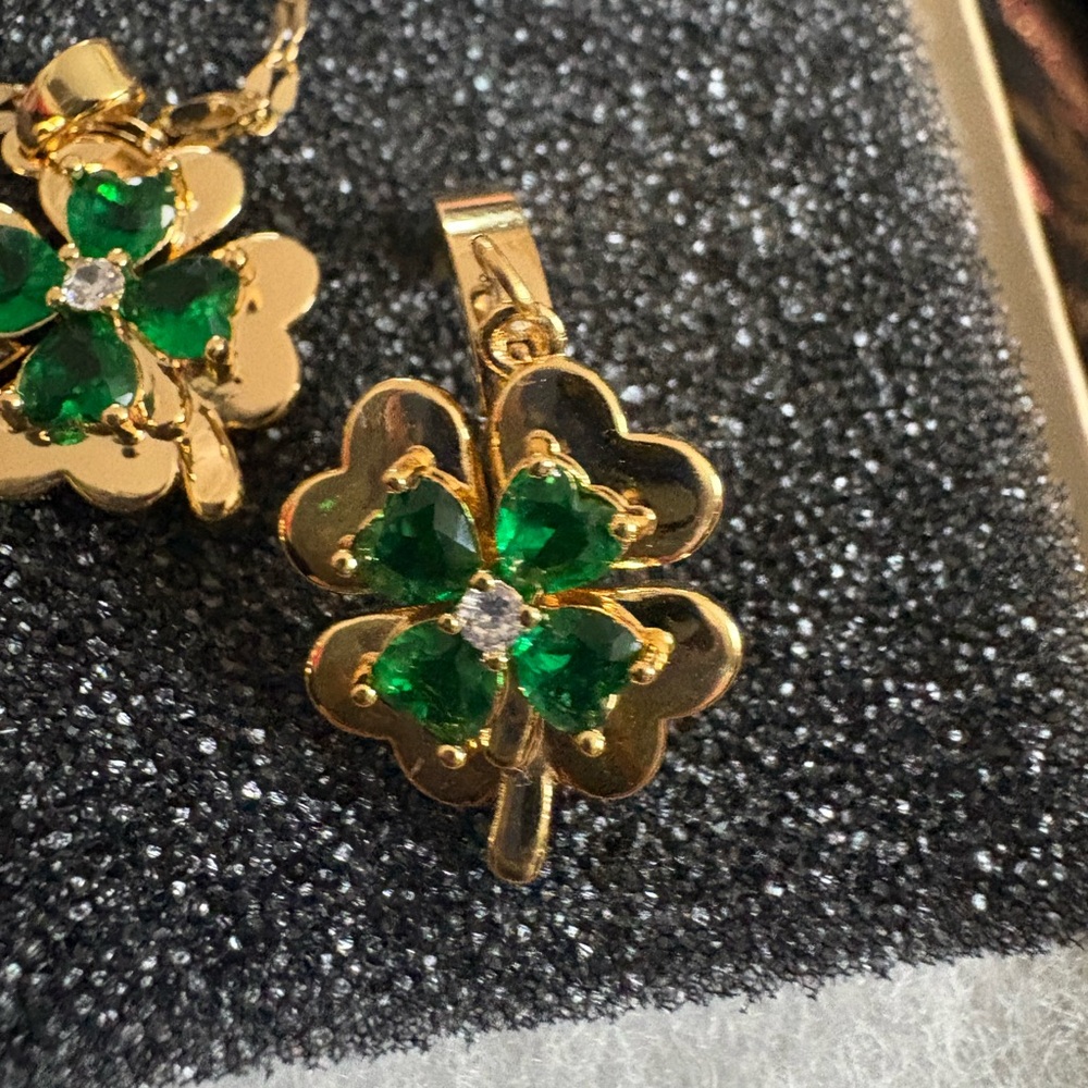 Gold Green Clover Pendant Necklace Earrings Set NIB - Picture 2 of 4